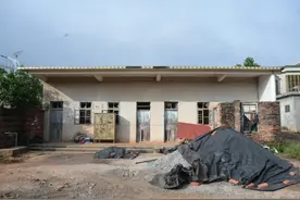 为弟追凶24年案件庭审后，姐姐重返案发地祭奠弟弟：希望再来湛江时有好消息图片