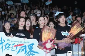 反家暴电影《我经过风暴》主演佟丽娅空降济南路演：爱自己，保护好自己图片