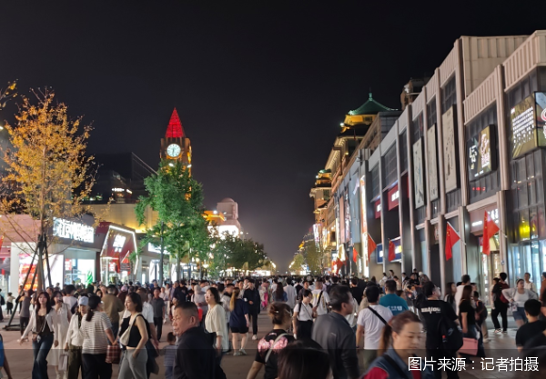 国庆中秋假期境内游盘点：北京游客接待量、旅游总花费双增长，长途游、夜游热度攀升