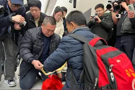 护送两位山东籍老兵“回家”，刘德文：即便做到80岁，也会坚持下去图片