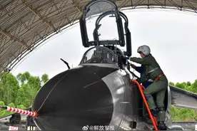 加力升空！看战机直冲云霄图片