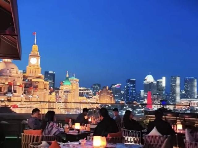 几十元团购一杯酒、周四女生免费...记者亲测：低成本也能上外滩露台欣赏绝佳景色丨精彩夜上海