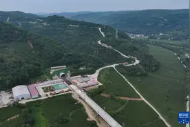 西延高铁武家塬隧道贯通图片