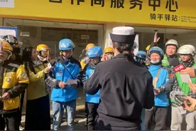 探访广州“电鸡”新规下的外卖点：有骑手称机动车道会靠右行图片
