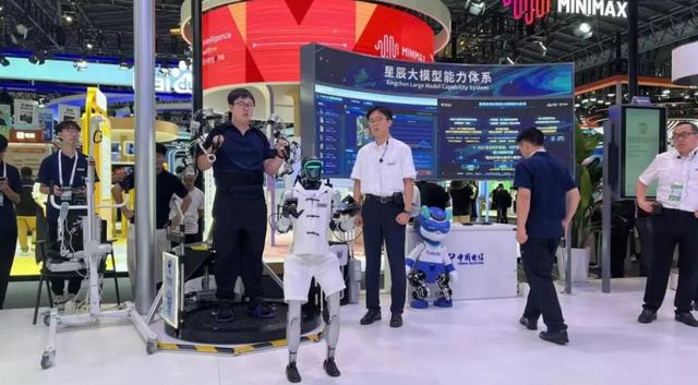 WAIC 2025︱中国电信AI科技范儿圈粉全场　智慧车、“钢铁侠”硬核应用成焦点