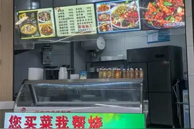 上海一菜场里开起“代炒菜”餐馆：有人乘一小时地铁光顾，老板发愁生意太好图片
