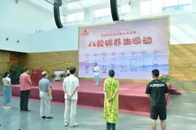 加强中医药文化传播推广 国医名师把养生知识“送”到中国药谷图片