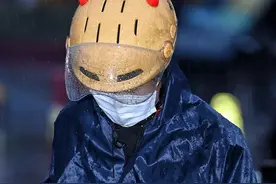 泉城晚高峰迎降雨 外卖小哥街头奔跑送餐不停歇图片