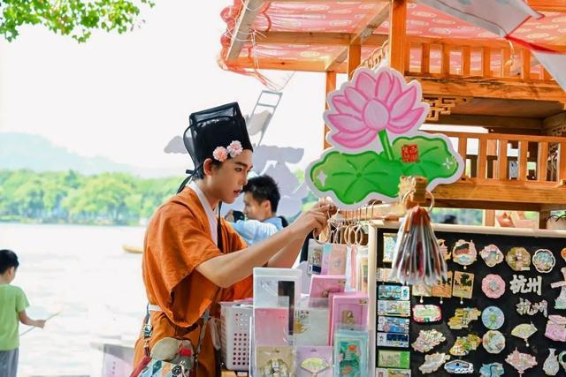 饮料空瓶先别扔！能换荷花和莲蓬……
