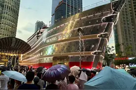 烈日暴雨都阻挡不了人们打卡“巨轮”，谁接住了“泼天流量”？图片