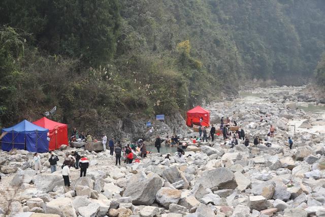 印江： 天然温泉汤池热气升腾引客来