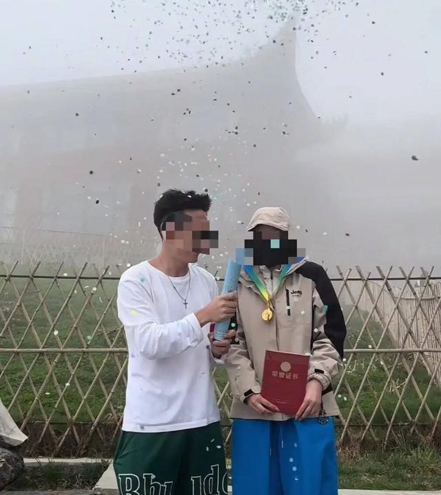 背、抱、捏腿……男性“陪爬”峨眉山被指“擦边”，多方回应