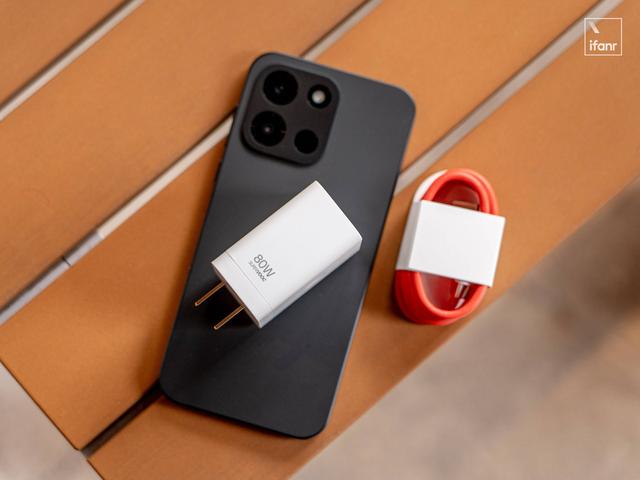 一加 Turbo 6 体验：9000mAh 大电池配 27W 反向快充，能打电话	、打游戏的充电宝