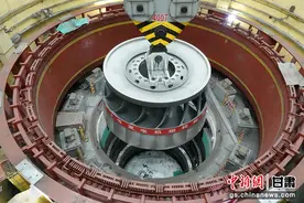 刘家峡水电厂3号机组转轮顺利安装图片