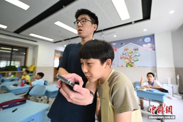 浙江杭州：AI体验丰富孩童暑期生活