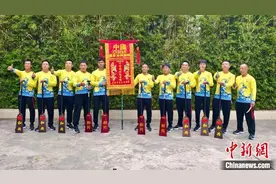 广东汕头龙舟队出征英国剑桥龙舟节图片