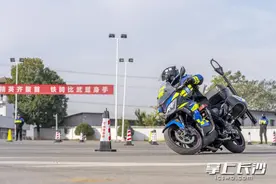 贴地飞行！长沙特警铁骑大比武图片