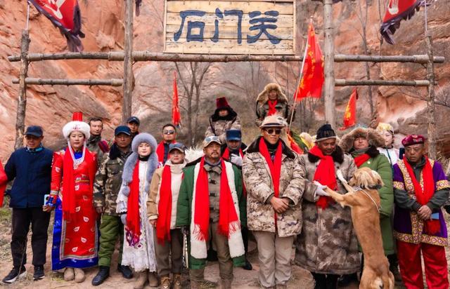 洛阳各界代表赴宁夏固原慰问“东天山来的骆驼队”