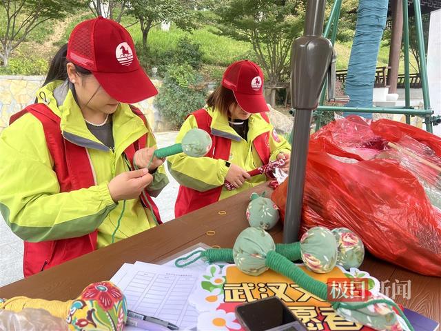 金秋映重阳，志愿暖龟山，武汉文旅志愿者爱心伴老添温情