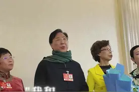 著名歌唱家廖昌永给女委员们送祝福，合唱《我和我的祖国》……图片
