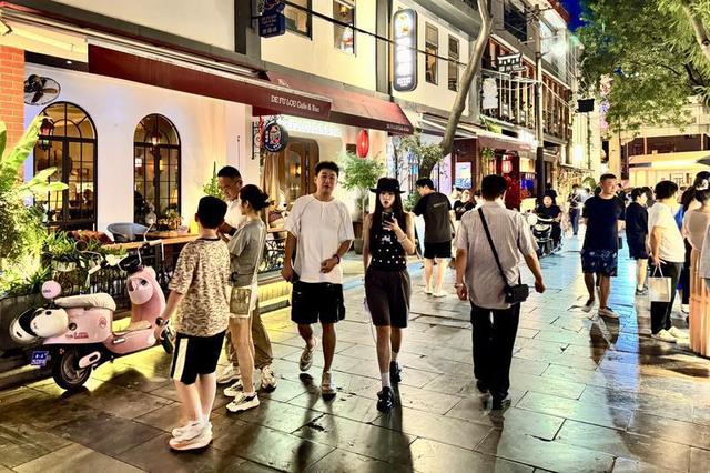 在德福巷感受西安古城夜生活
