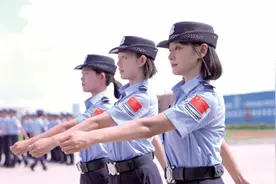 从萌新白领到铿锵警花图片