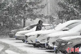 吉林暴雪致交通受阻 多地学校暂停线下授课图片