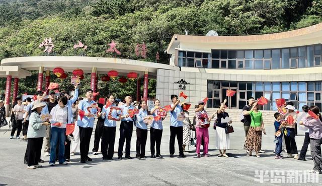 太清游览区举办“我和我的祖国”主题快闪 游客与工作人员共燃爱国情