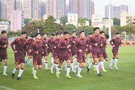 U20亚洲杯开赛在即 中国队在宝安西乡体育中心拍摄“全家福”图片