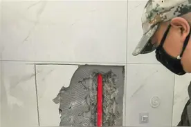 极目帮办｜市民反映新房水管漏水影响居住，装修公司：部分责任无法厘清，同意协商处理图片