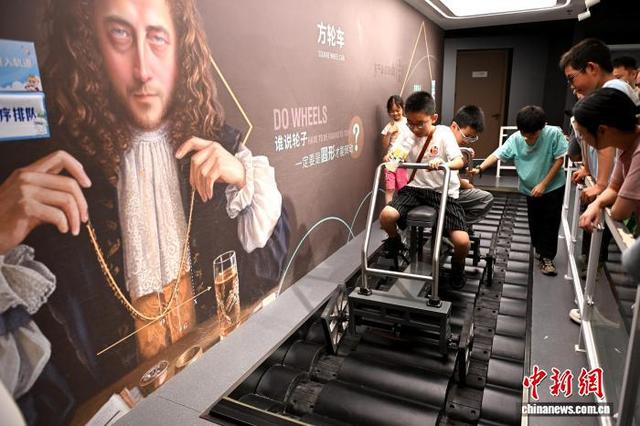 福州：市民走进科技馆感受航天航空等科技魅力
