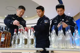 小作坊生产假洋酒，茅台买三箱送一箱？上海警方侦破多起假酒案图片