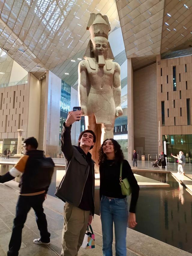 金字塔脚下的光与电