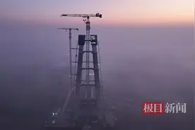 世界最大跨度公路斜拉桥迎来最新进展：北岸主塔首块钢横梁系板成功吊装图片