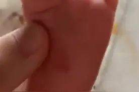 皮开肉绽！上海一宝妈称月嫂抠破婴儿脚底，不让睡觉，回应→图片