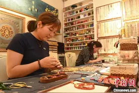 腕饰巧搭新国风 年轻人“戴”出新消费图片