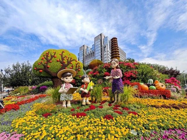 天安门广场国庆大花篮+长安街沿线花坛实拍图→