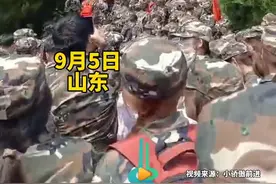 大学生军训体验集体“爬山”，网友：四大派围攻光明顶的气势也不过如此。图片