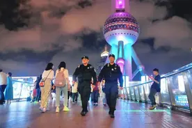 黄浦江畔灯光璀璨，浦东警方为假日游客出行筑起安全防线图片