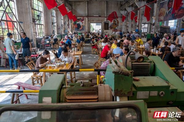 国庆打卡长沙工业风新地标：曙光茶厂的“锈”与“红”