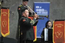 中国人民解放军国际传播代表团军乐分队与巴西总统卫队军乐团联合演出图片