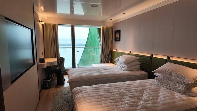 长江首艘空间智能游轮“长江行·揽月”起航