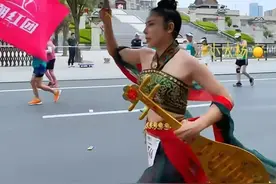 马拉松比赛现“敦煌神女”，网友：有种回天庭要迟到的感觉图片