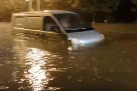 暴雨突袭！曲靖麒麟警方雨夜紧急救援图片