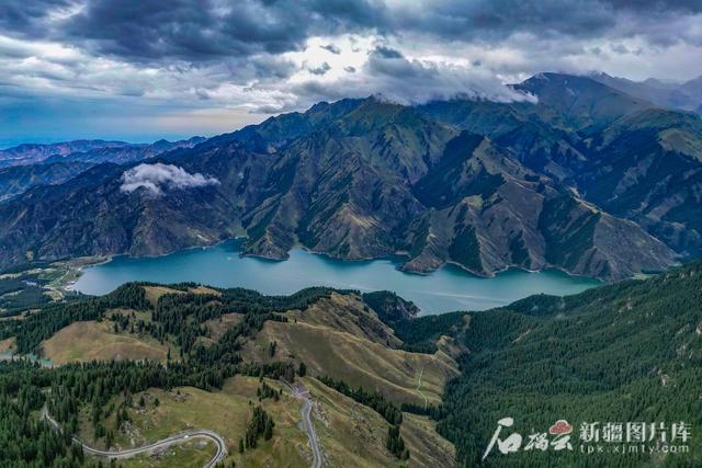 天山天池夏日风景美如画