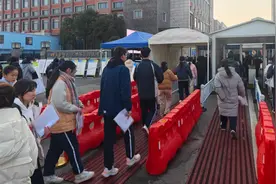 2025年春考上午开考，作文题：劳动改变了“大地”和“我”图片