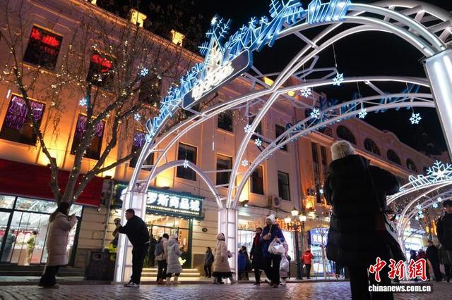 哈尔滨中央大街主题灯景“冰雪之冠”点亮