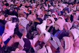 除夕夜，冰雪大世界梦想舞台变身“许愿池”，游客现场接梗“尔滨就是我的家！”图片