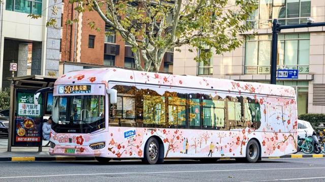 马路上的流动美景！上海公交换上粉嫩“新装”