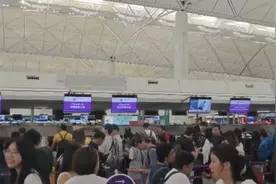 香港机场电脑系统故障陆续修复，不涉黑客！一度手写航班信息图片